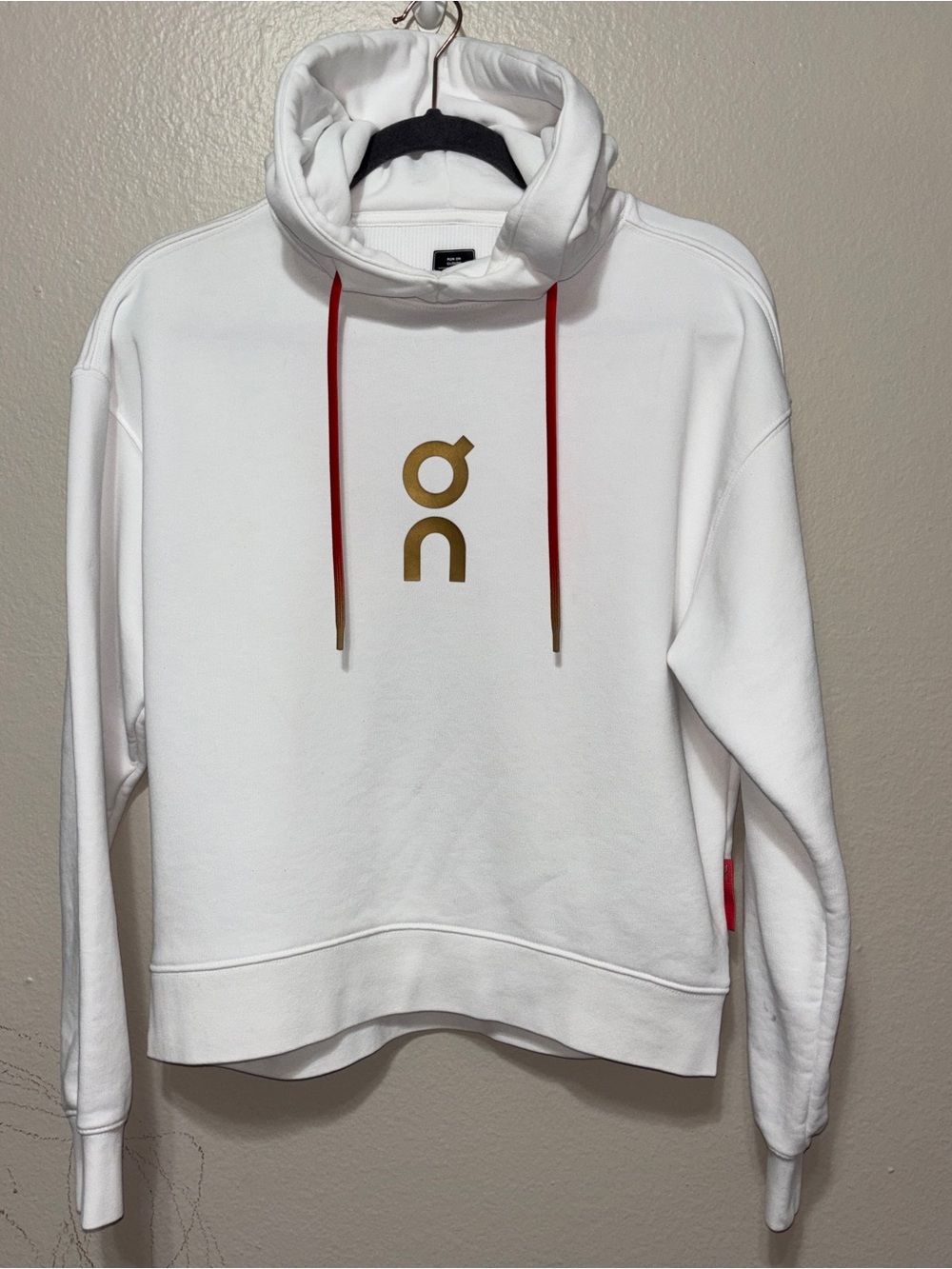 On Running Women’s Club Hoodie XS White Swiss Engineering Logo